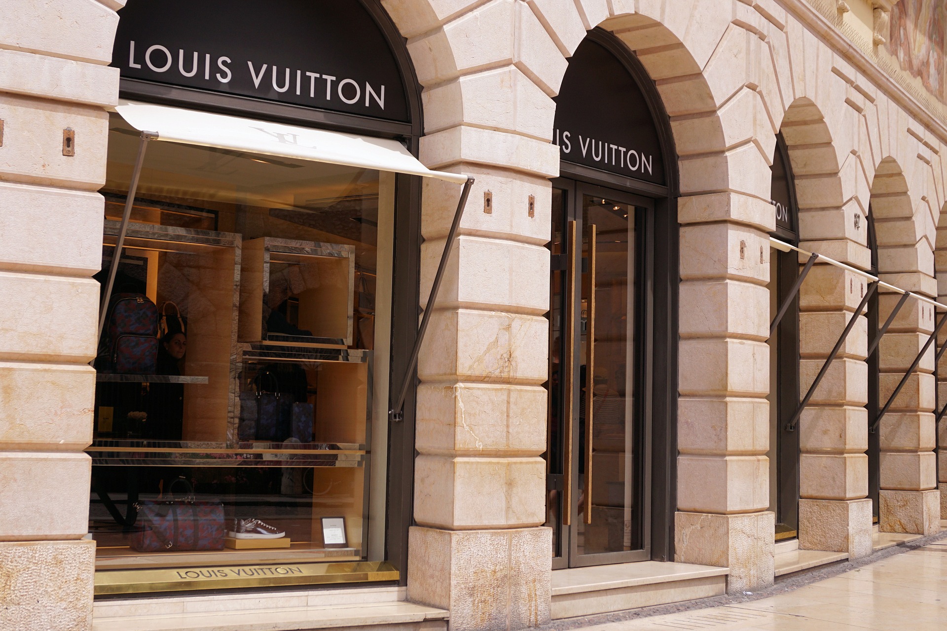 Read more about the article How to spot fake Louis Vuitton items